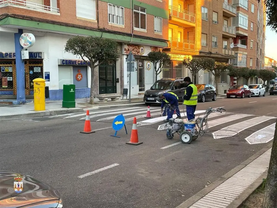Operarios realizan las marcas viales en una calle de Benavente