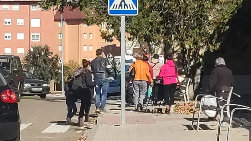 gente de camino al cementerio de Zamora
