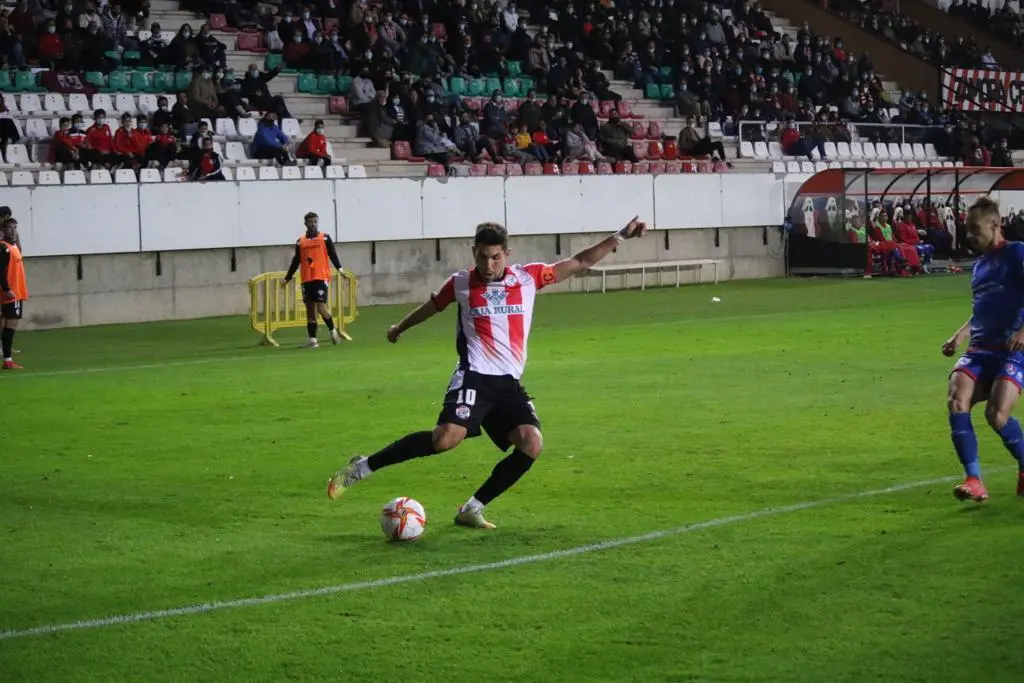 Carlos Ramos se dispone a centrar en un acción en el partido entre el Zamora CF y el CD Calahorra. | FOTO: Marcos Vicente