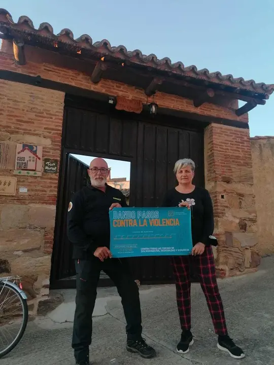Jesús Domínguez con la propietaria de Casa Tío Quico en Granja de Moreruela