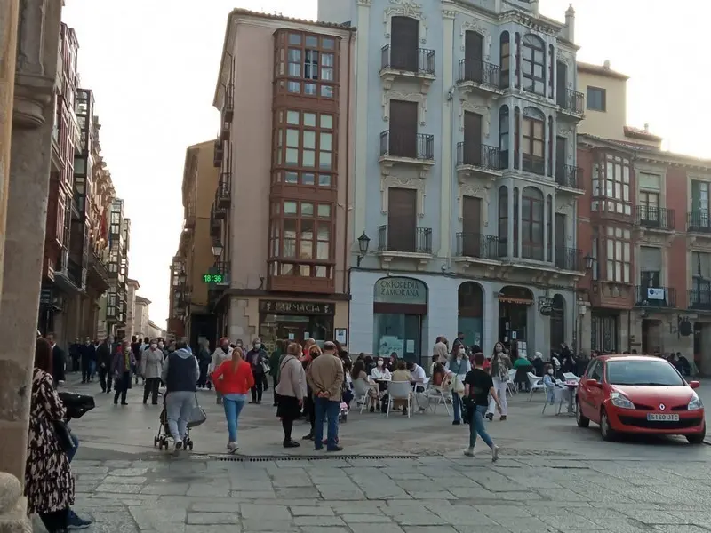 Gente por la Plaza Mayor de Zamora