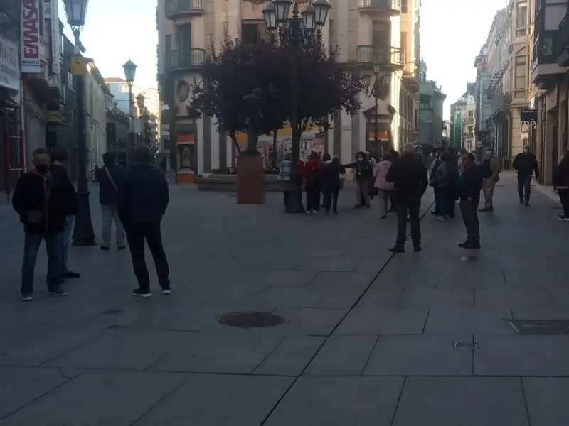 Gente por la calle Sagasta de Zamora