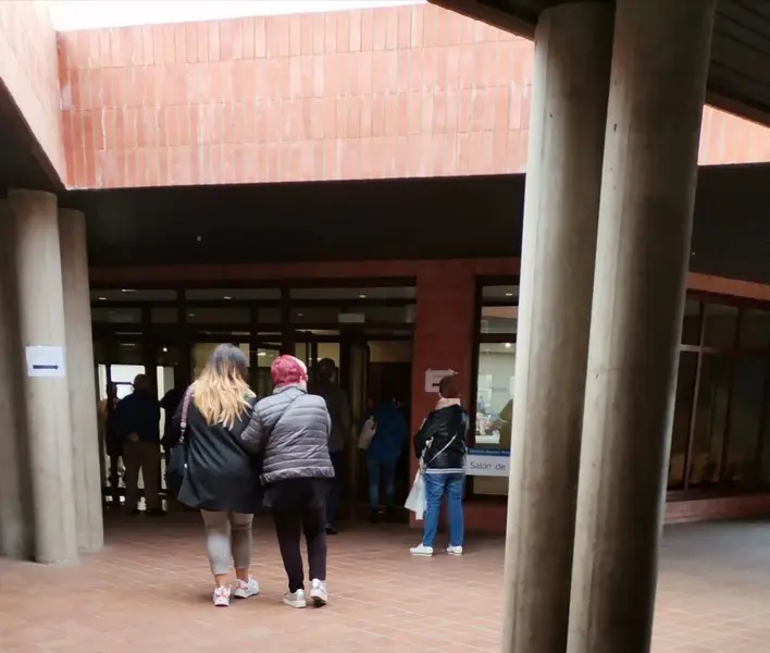 Pacientes a la puerta del centro de salud Santa Elena