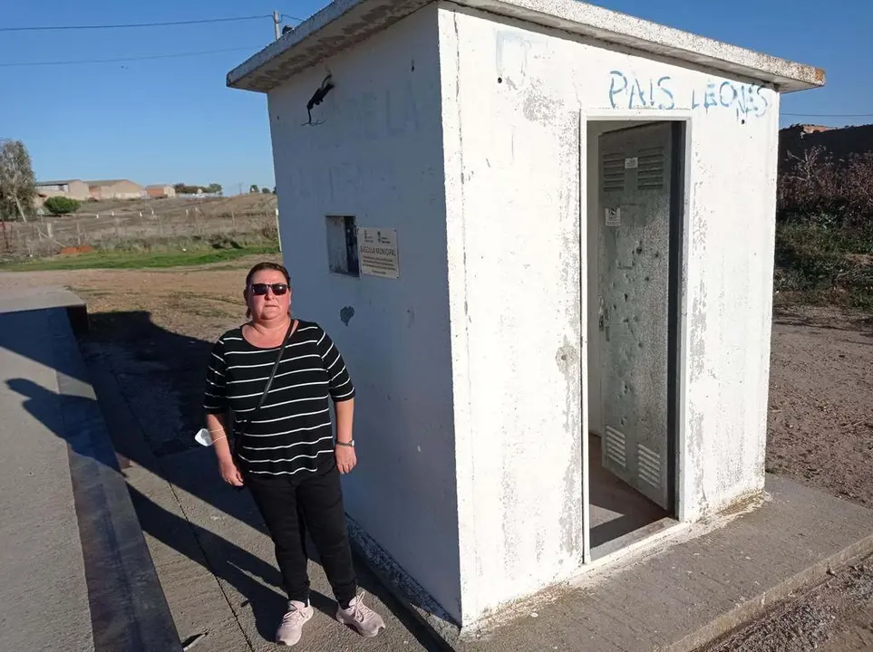 La alcaldesa de Pajares de la Lampreana en la báscula municipal