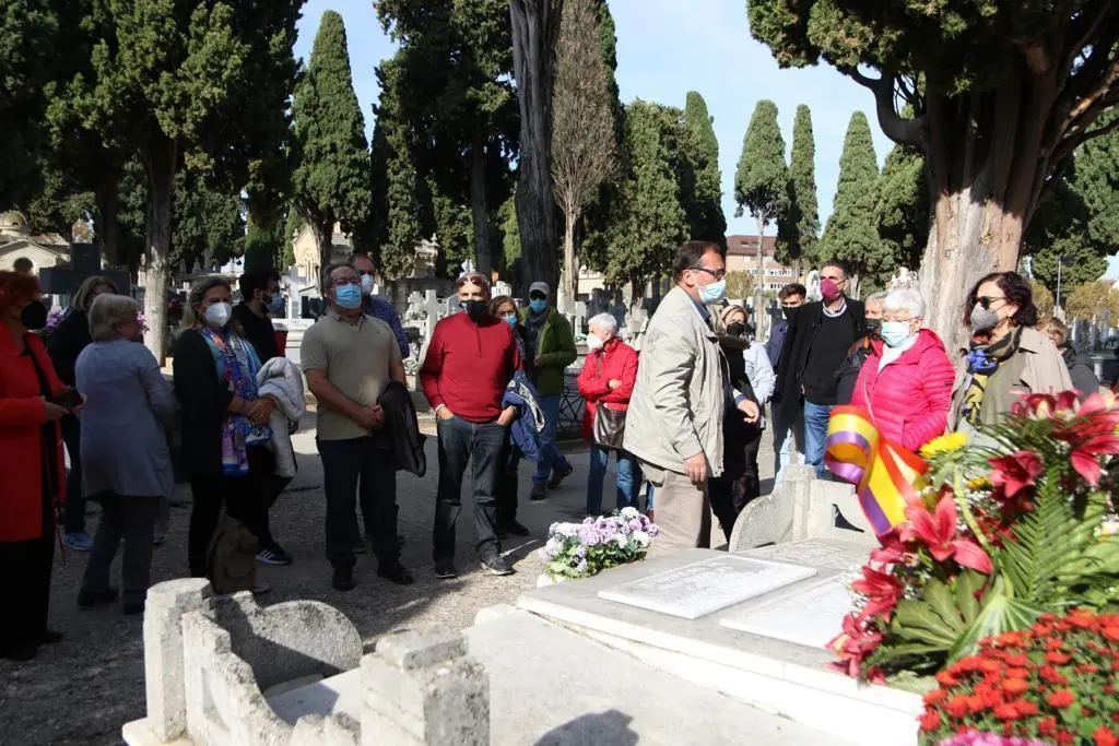 Homenaje a Amparo Barayón en el cementerio de Zamora