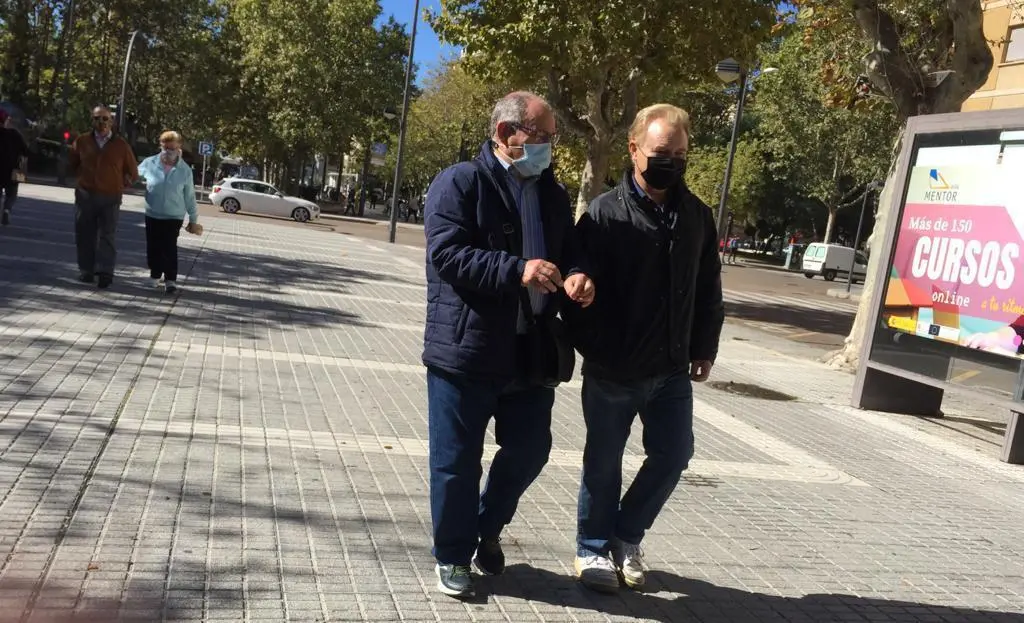 Gente paseando por Zamora