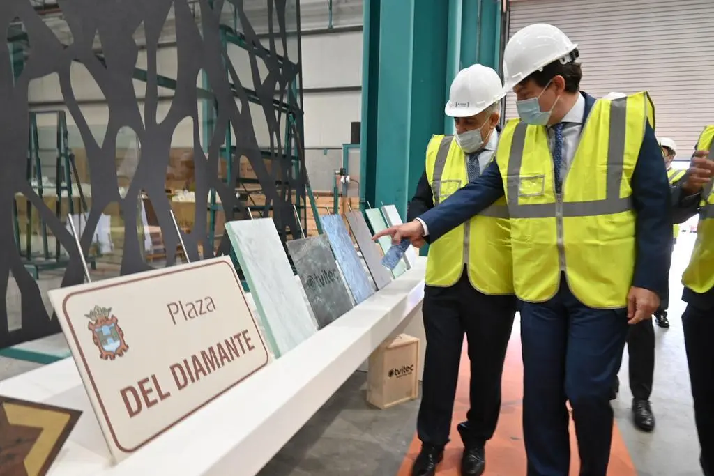 Visita de Mañueco a Tvitec, en León
