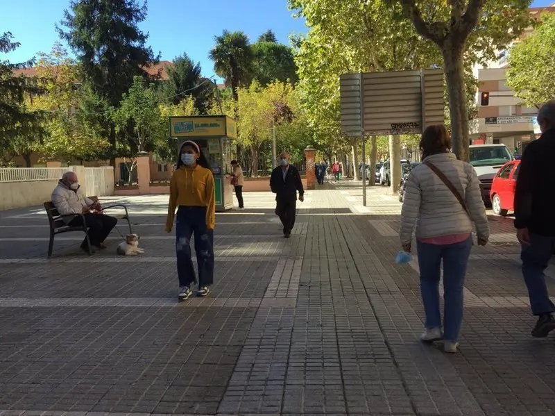 Gente por la Avenida de Requejo de Zamora