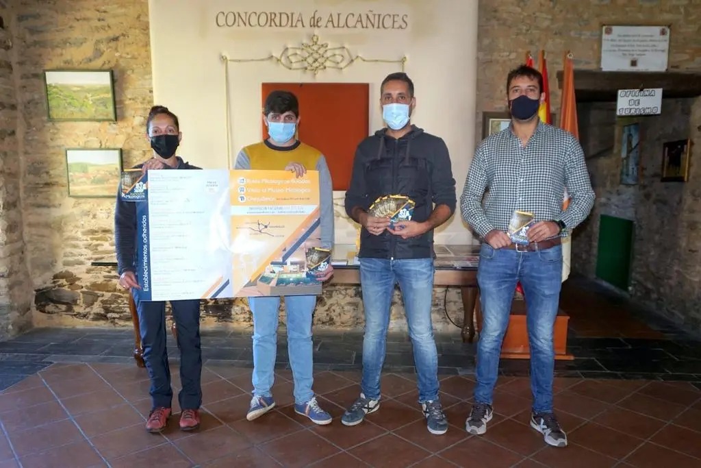 Judith Cerezal (guía micológico), Santiago Moral (presidente de la asociación), Sergio López (vicepresidente) y David Carrión (tesorero).