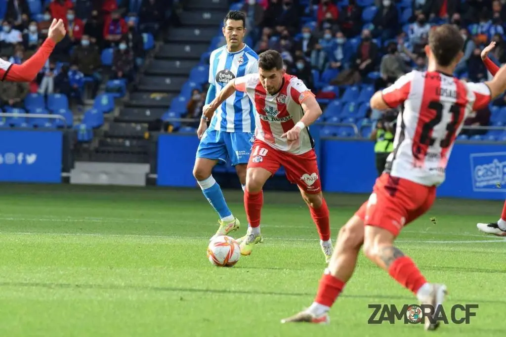 Carlos Ramos encara a la portería ante el Deportivo de la Coruña. | FOTO: Zamora CF