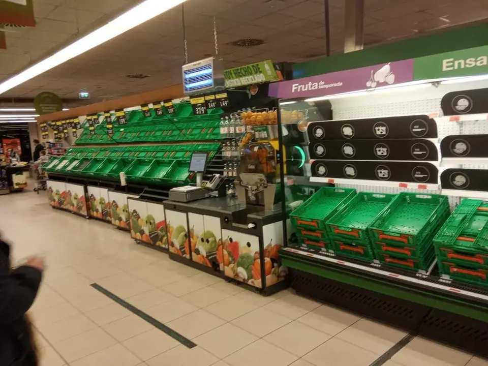 Estanterías vacías en un supermercado de Zamora en la tarde del sábado