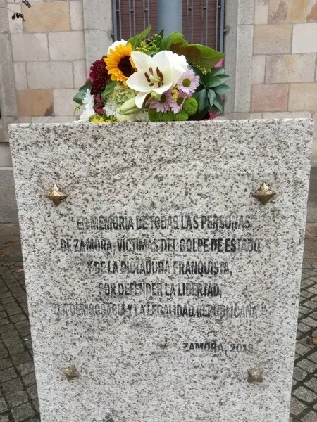 Ramo de flores en el monolito de la Plaza de la Constitución