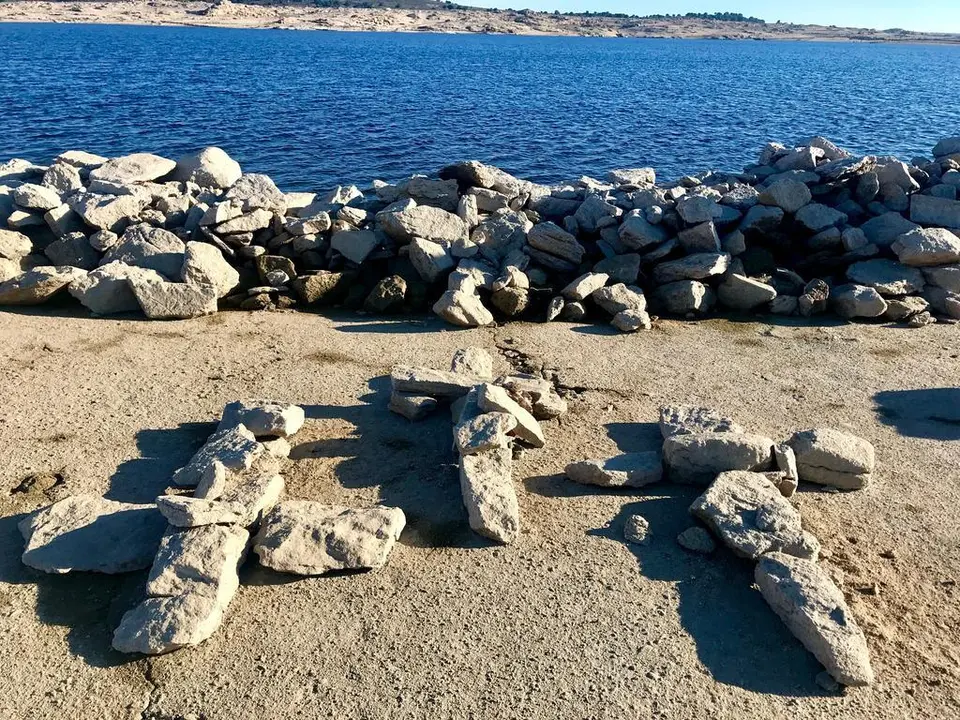 Restos visibles del cementerio de Argusino en 2019