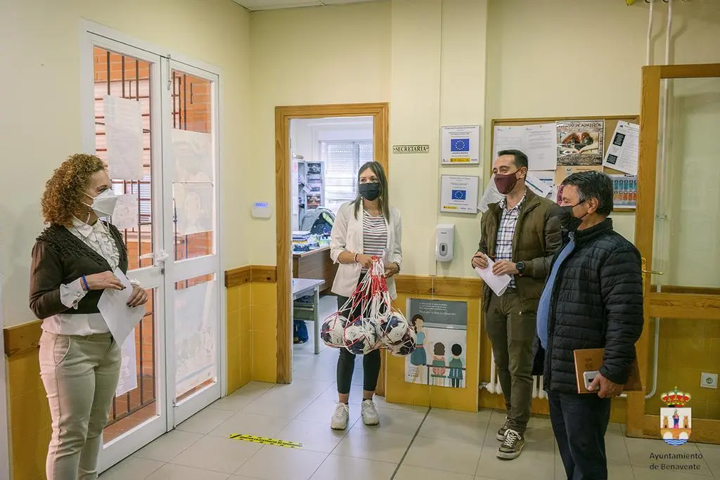 Encuentro entre el alcalde de Benavente con representantes de los centros escolares