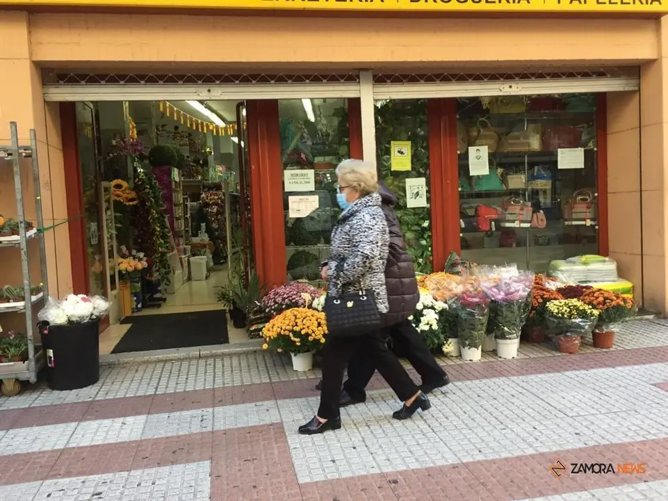 Paseantes por la calle Tres cruces