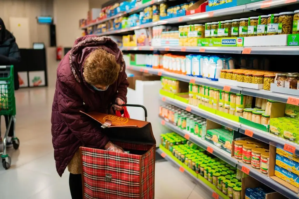 Foto de archivo. Una mujer comprando en un supermercado