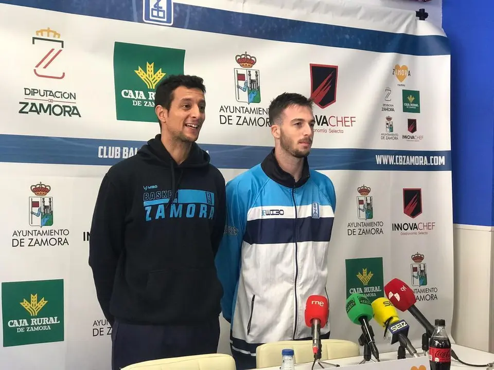 Saulo Hernández y Marc García, entrenador y jugador del CB Zamora, en la previa ante el partido liguero ante el CB Marbella. | FOTO: Héctor Barrueco