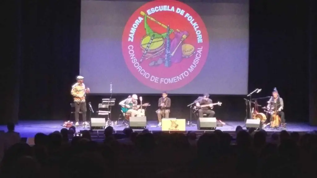 Actuación de Entavía en el Teatro Ramos Carrión