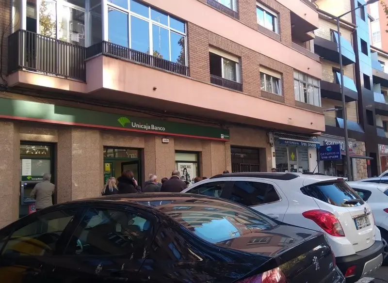 Colas en la oficina de Unicaja en las Tres Cruces