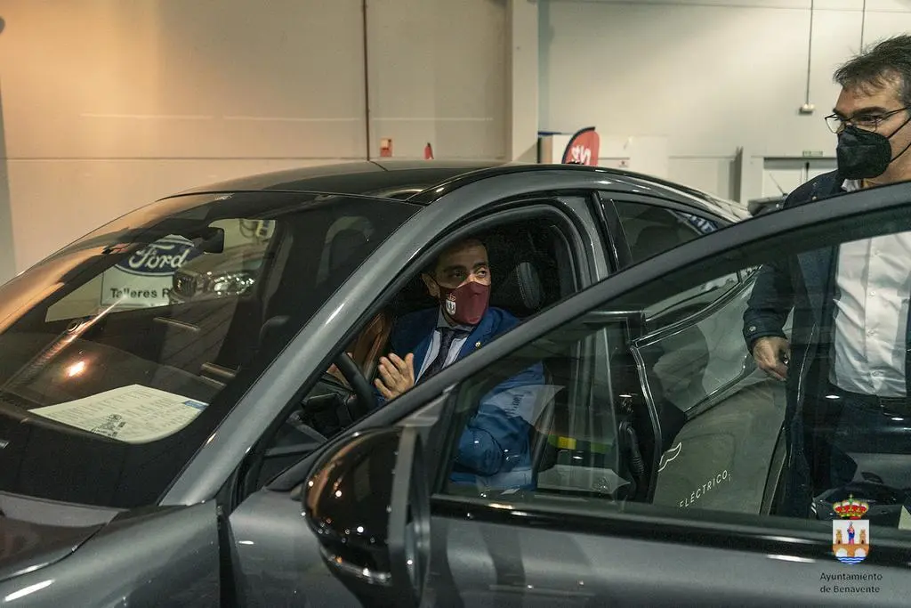 El alcalde de Benavente, en el Salón del Automóvil
