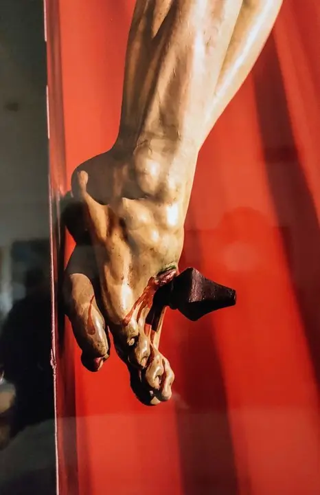 pies cristo injurias