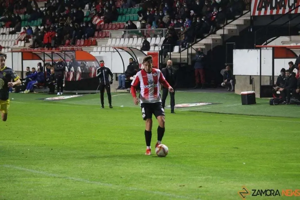 Jon Rojo, jugador del Zamora CF,  controla un balón. FOTO: Marcos Vicente