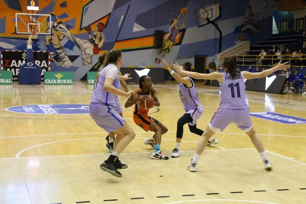 La jugadora del CD Zamarat, Morgan Green, disputa una pelota ante la defensa del Barça CBS. | FOTO: Marcos Vicente