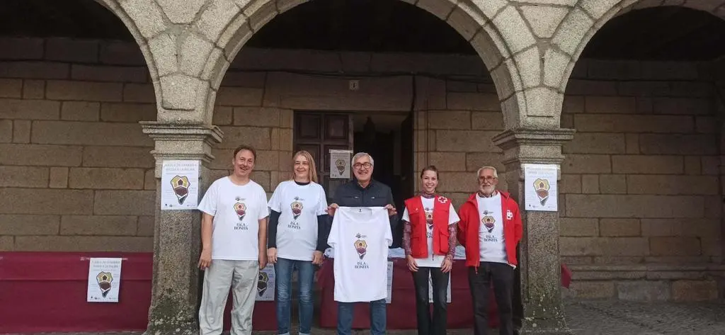 Miembros del Ayto. Puebla de Sanabria posan con la camiseta solidaria