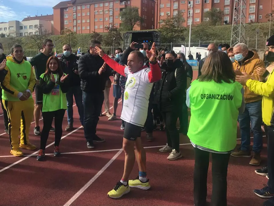 Gaspi en meta tras completar el reto solidario.