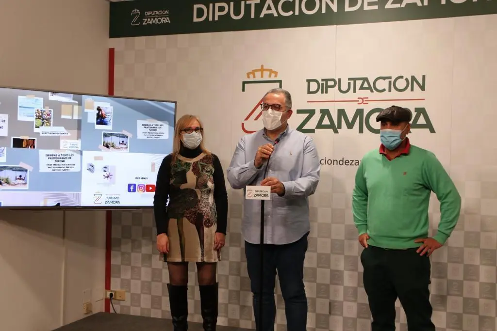 El vicepresidente segundo de la Diputación de Zamora y diputado de Educación, Cultura, Deportes, Turismo y Promoción del Territorio, Jesús María Prada Saavedra (centro), la presidenta y el vicepresidente de la Asociación Zamorana de Turismo Rural (AZTUR), Patricia García (izquierda) y Víctor Luna (derecha), respectivamente.