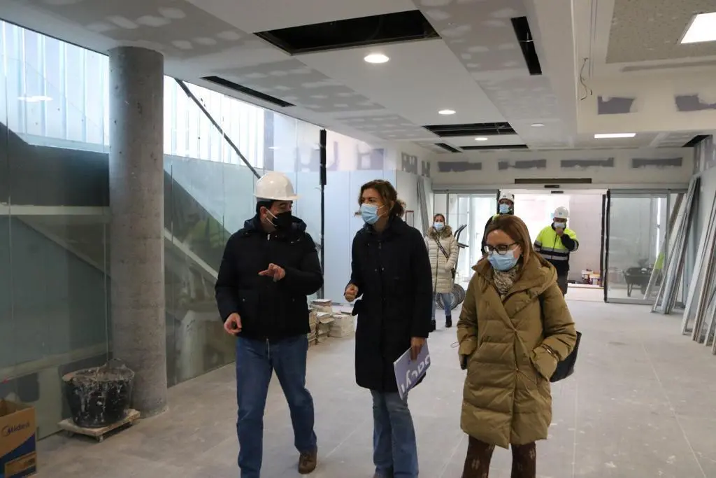 La delegada territorial, Clara San Damián y la Gerente de Asistencia Sanitaria, Montserrat Chimeno fueron las encargadas de visitar este martes el estado de las obras del nuevo centro de salud de la capital.