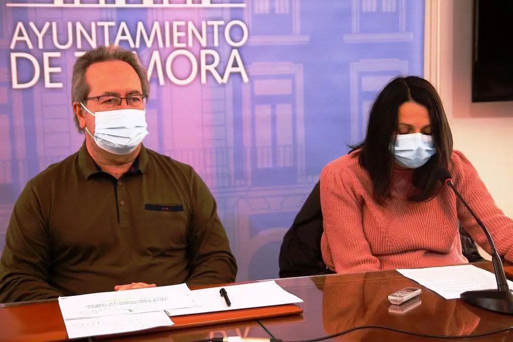 Francisco Guarido y la concejala María Eugenia Cabezas