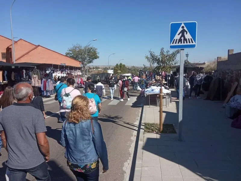 Foto de archivo de zamoranos en el mercadillo de los martes