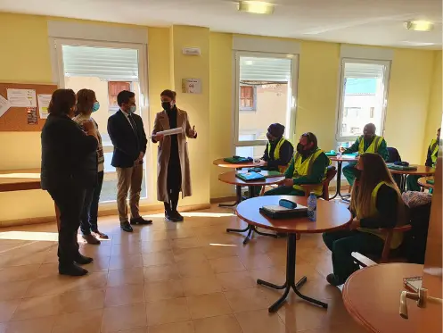La delegada territorial visita a los 8 alumnos del programa de Empleo de...