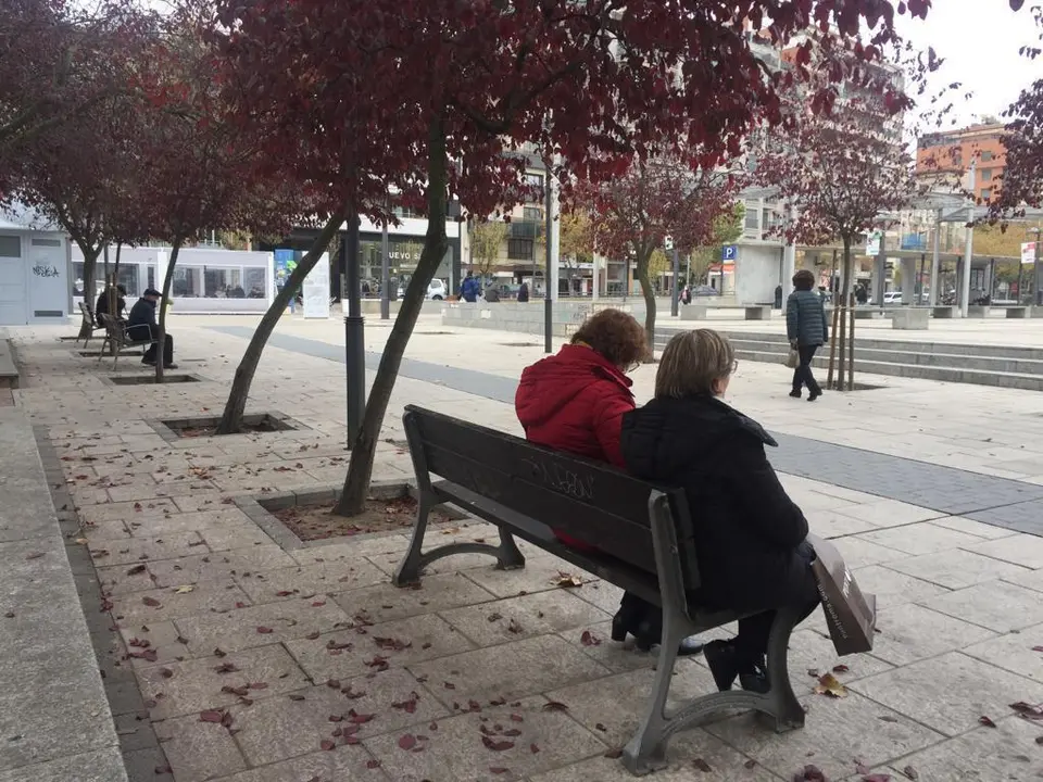 Paseantes por el parque de la Marina Española