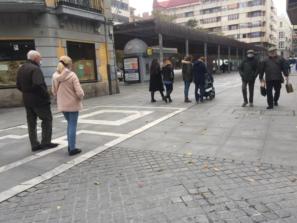 Paseantes por la Avenida de Santa Clara. | FOTO: Fanny Vega
