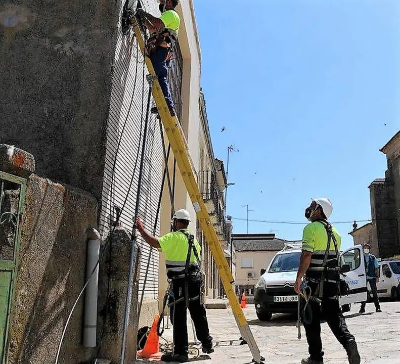 Instalando fibra óptica en un pueblo de Zamora
