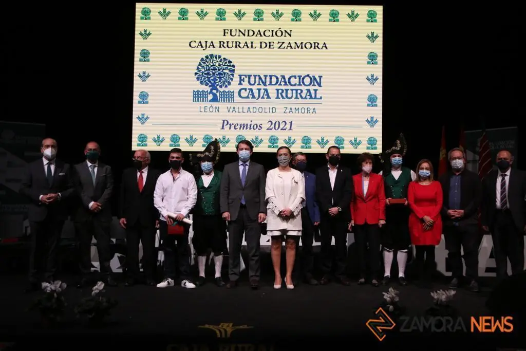Autoridades y galardonados de los Premios Fundación Caja Rural. | FOTO: Marcos Vicente