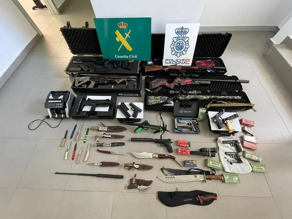 Armas y artículos incautados a la red criminal. Foto Policía Nacional