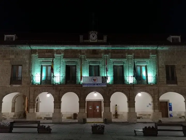Fachada del Ayto de Benavente teñida de verde