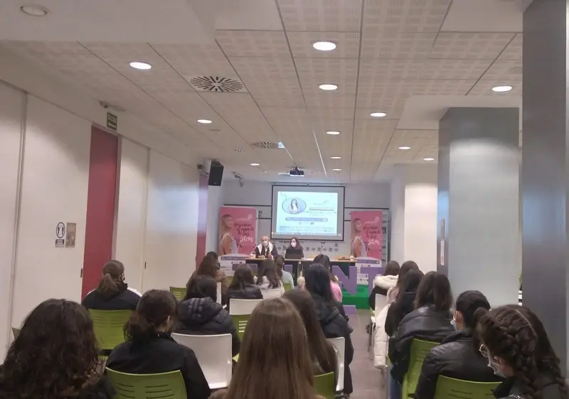 Chicas adolescentes del Programa STEM Talent Girl, en la charla del gerente de Servicios Sociales