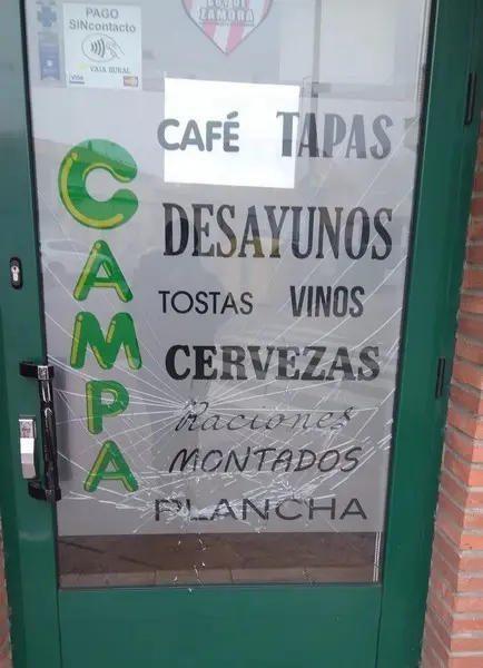Cristal roto de la puerta del Bar Campa