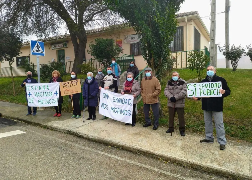 Vecinos de Pozoantiguo se concentran ante el consultorio