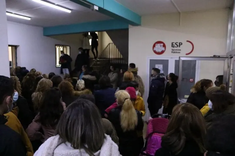 Asamblea de trabajadores en el edificio de Plaza de Alemania. Foto Marcos Vicente