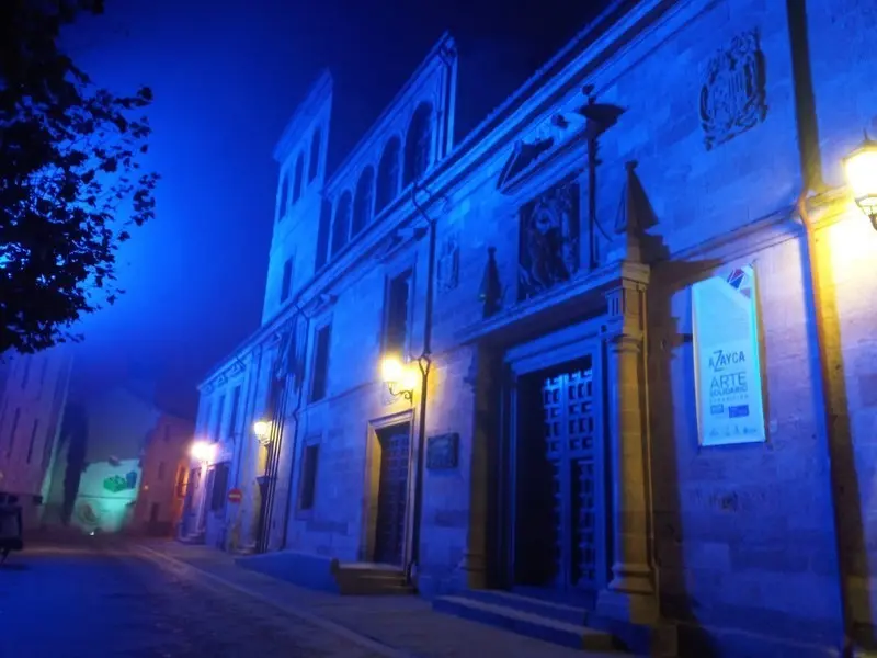 Fachada de la Diputación iluminada de azul