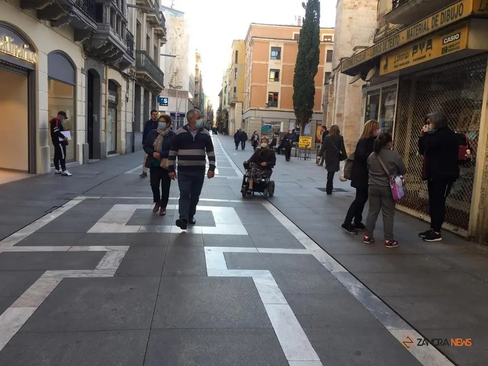 Paseantes por Santa Clara