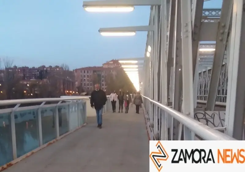 Viandantes por el puente de hierro de Zamora