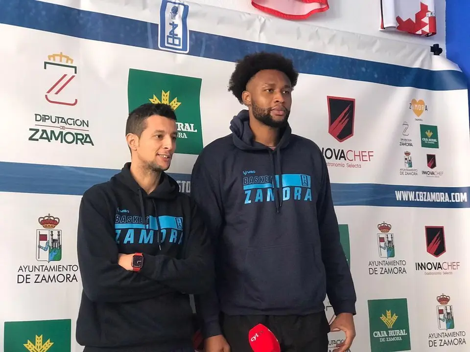 Saulo Hernández, entrenador del CB Zamora atiende a los medios de comunicación.