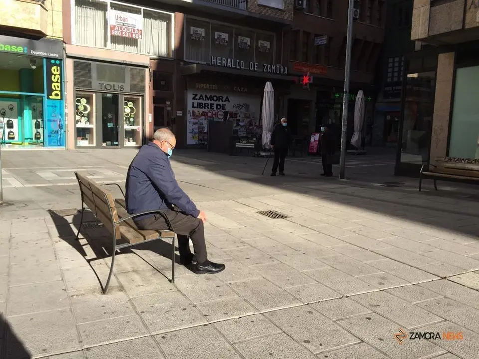 Un zamorano sentado en la calle Cortinas de San Miguel