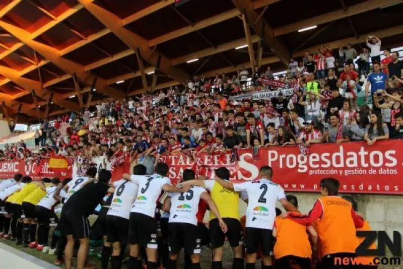 Celebración del Zamora CF ante su afición en el estadio Ruta de la Plata. | FOTO: Marcos Vicente